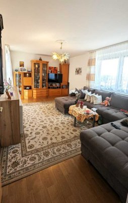 Eigentumswohnung: gut aufgeteilt in gepflegtem Mehrfamilienhaus plus Garage + Keller