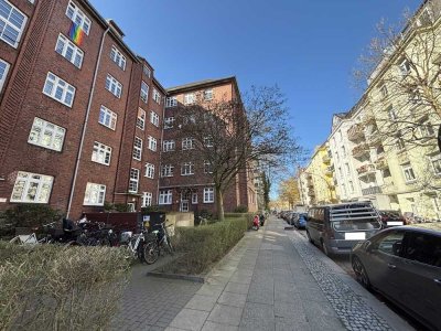 Vermietete Altbauwohnung im obersten Stockwerk mit großem Balkon