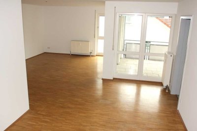 Moderne 3,5 Zi.-Whg. mit großem Balkon u. TG in ruhiger Lage – nur 1 km vom SLK-Klinikum entfernt
