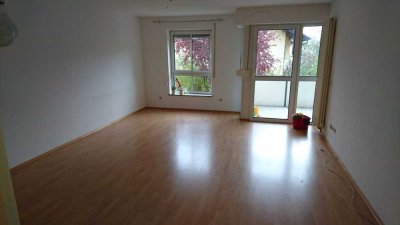 Gilching, helle, gut geschnittene 3 Zimmer Wohnung in ruhiger Lage zu vermieten.