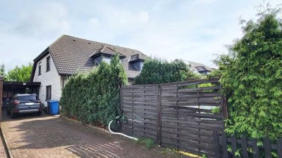 Ruhige Wohnlage: Doppelhaushälfte mit Garten und Carport