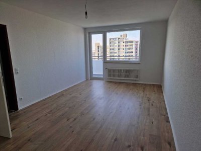 Helle 2 Zimmer Wohnung mit Balkon!