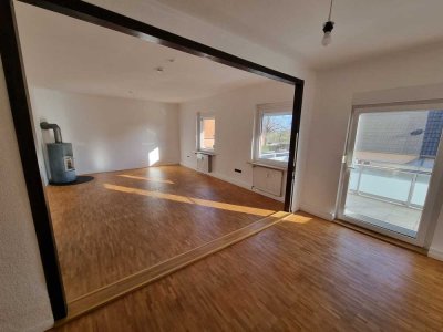 Ruhige und helle 2-Zimmer-Wohnung mit EBK, Kamin, Balkon + Garage