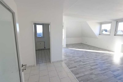 Moderne Dachgeschosswohnung. Schicke Aufteilung, Balkon und wenig Schrägen