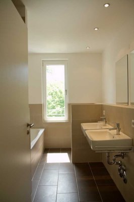 Wunderschöne großzügige Wohnung, Dusch- / Wannenbad, sep. G- Bad, EBK, Parkett, Fußbodenhzg., Balkon