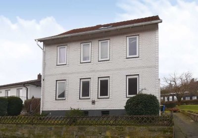 Charmantes Zweifamilienhaus mit viel Potenzial und schönem Garten..