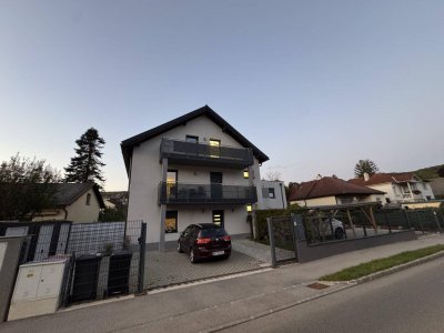 GROßZÜGIGE 4-ZIMMER DACHGESCHOSSWOHNUNG MIT BALKON! SOFORT VERFÜGBAR!