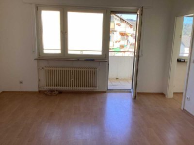 Teilweise sanierte freundliche 1 Zimmer Wohnung mit Balkon