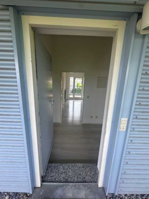 Schöne Dachgeschosswohnung mit 2 Zimmern, Balkon und Stellplatz
