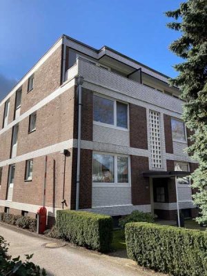 Ruhige 2,5 Zimmer-Penthouse-Wohnung im 3. OG mit Balkon in Hamburg-Niendorf