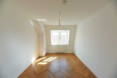 Regierungsviertel: Schöne 2-Raumwohnung im sanierten Altbau WB 4.OG re E9