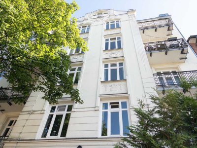 Stilvoll wohnen im Altbau – Mit Balkon ins Grüne