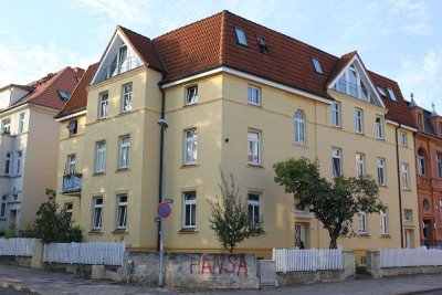 Attraktive 2-Zimmer-Wohnung im Dachgeschoss mit Parkett zu mieten!