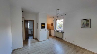 Vollausgestattete neu-renovierte Wohnung mit eigenem Garten und Stellplätzen im Dorfzentrum