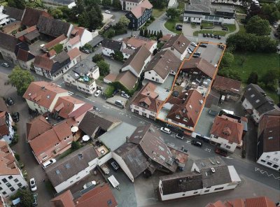 Geschäftshaus mit Ladenfläche in etablierter Einkaufslage und großzügigen Wohnungen in Wehrheim-City