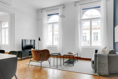 Historisch &amp; Luxuriös. 4 Zimmer mit Blick auf Postsparkasse. 1ster Bezirk, direkt am Donaukanal (VIE146)