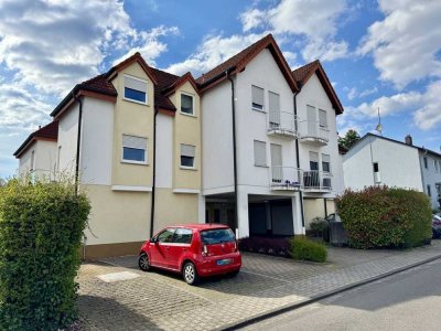 Wunderschöne 4-Zimmer Dachgeschosswohnung mit Balkon und Blick ins Grüne
- Garage & Stellplatz -