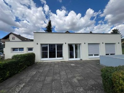 Exklusiver Bungalow mit Terrasse, Smart Home, Heimkino, Parkplätzen und mehr