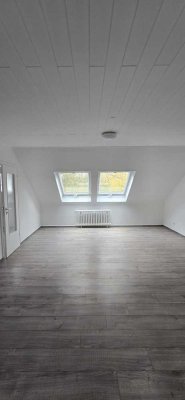 Schöne renovierte Single Dachgeschosswohnung auf 40 m² zu vermieten!!!