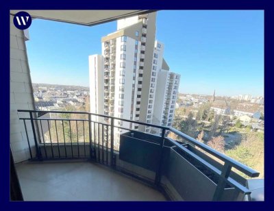 Frisch modernisiertes Apartment mit Balkon und Fernblick, separate Küche, neues Duschbad, Aufzug