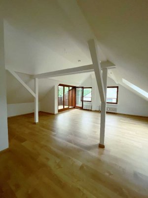 Großzügige Dachgeschosswohnung mit Loggia