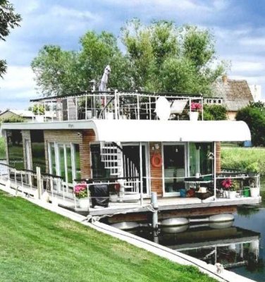 Modernes, hochwertiges Hausboot  - Wohnen und Leben auf dem Wasser
