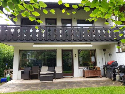 Ruhige Doppelhaushälfte mit fünf Zimmern und Garten in Pullach i. Isartal