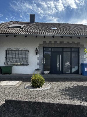 Attraktive 3,5-Zimmer-EG-Wohnung mit gehobener Innenausstattung mit Balkon und EBK in Pirmasens