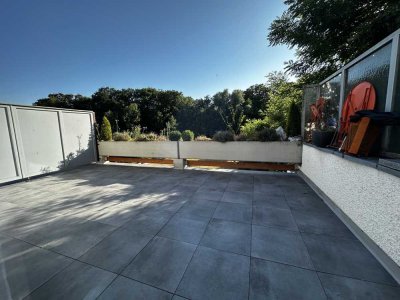WG gerechte 2-Zimmer-Wohnung mit Wannenbad, Kochzeile, großer Sonnenterrasse und Tiefgaragenstellpla