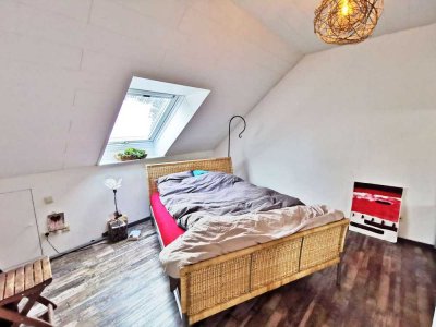 Lichtdurchflutete 2‑Zi-Wohnung mit Einbauküche, Balkon, Garagen- sowie Außenstellplatz in Eningen