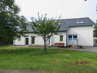 große 4-Zimmer-Wohnung im Erdgeschoss mit Terrasse