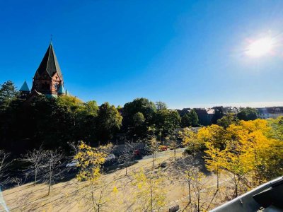 Praktisch geschnittene 3-Raum-Dachgeschosswohnung mit Einbauküche & Blick auf die Lutherkirche !