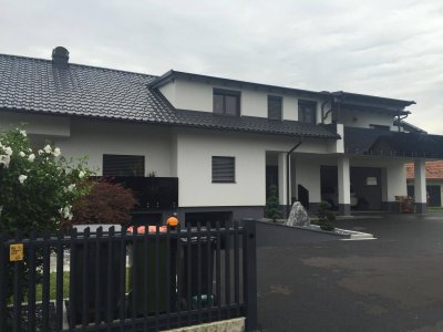 Exklusive Villa mit Pool, PV-Anlage &amp; 4 Garagen in hochwertiger Massivbauweise (Provisionsfrei)