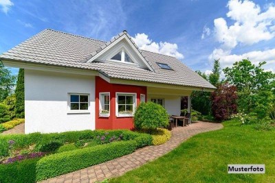 Einfamilienhaus mit Garage