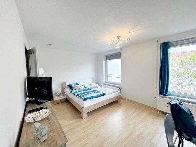 "Voll möblierte 1-Zimmer-Wohnung mit Aufzug, Tiefgaragenstellplatz und Außenrollos"