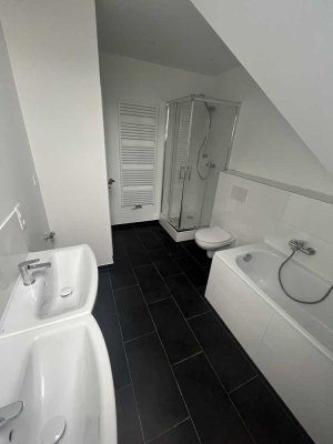 Erstbezug nach Sanierung: attraktive 6,5-Zimmer-Wohnung mit gehobener Innenausstattung in Krefeld