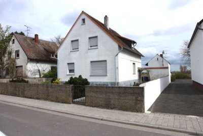 Freistehendes 1-Fam.-Haus mit Garage, Seitengebäude und rückwärtige Bebauungsmöglichkeit in Leeheim