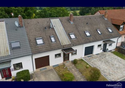 Familienidyll mit Traumgarten!          Charmantes Reihenmittelhaus in      ruhiger Lage von Creußen