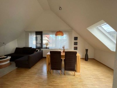 Traumhafte Dachgeschosswohnung mit großem Balkon in bester Lage – komplett möbliert!