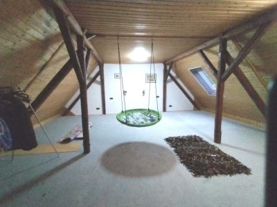 Freistehendes Einfamilienhaus mit kleinem Wald