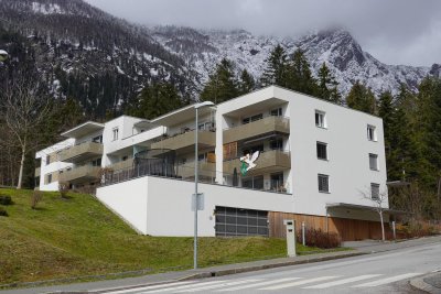Neuwertige 3-Zimmer Wohnung mit Balkon und 2 Tiefgaragenplätzen