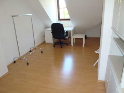 Unilage Bayreuth, 2-Zi.-Wohnung mit Balkon, Teilmöblierung, Laminat, Wfl. ca. 36 m²