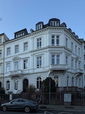 Westend: Sehr charmante Beletage-Wohnung mit zwei Balkonen im Stilaltbau