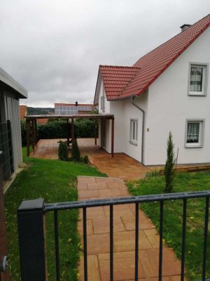 Neueres freistehendes Einfamilienhaus mit Garten und großer überdachter Terrasse