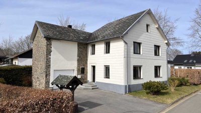 Freistehendes Einfamilienhaus mit Garage 
und Garten in sehr ruhiger Lage