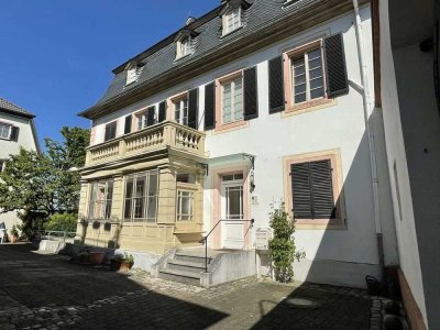 ImmobilienPunkt*** Charmante Altbauwohnung in historischem Ambiente mit Garten