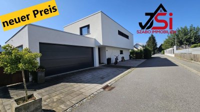 Dieses neuwertige Einfamilienhaus mit beheizten Pool ist ein Blickfang.