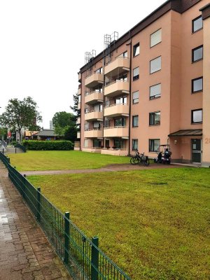 Gepflegte 2-Raum-DG-Wohnung mit Balkon, Einbauküche, Einbauschränke, Balkon und Stellplatz