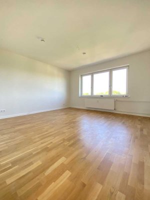 Großzügige 4 Zimmerwohnung mit Einbauküche und Balkon