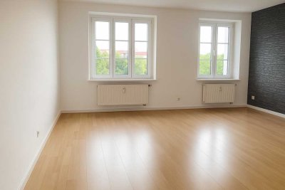 Geräumige, bezugsfreie 5 Zimmer Altbauwohnung mit Wintergarten ++
